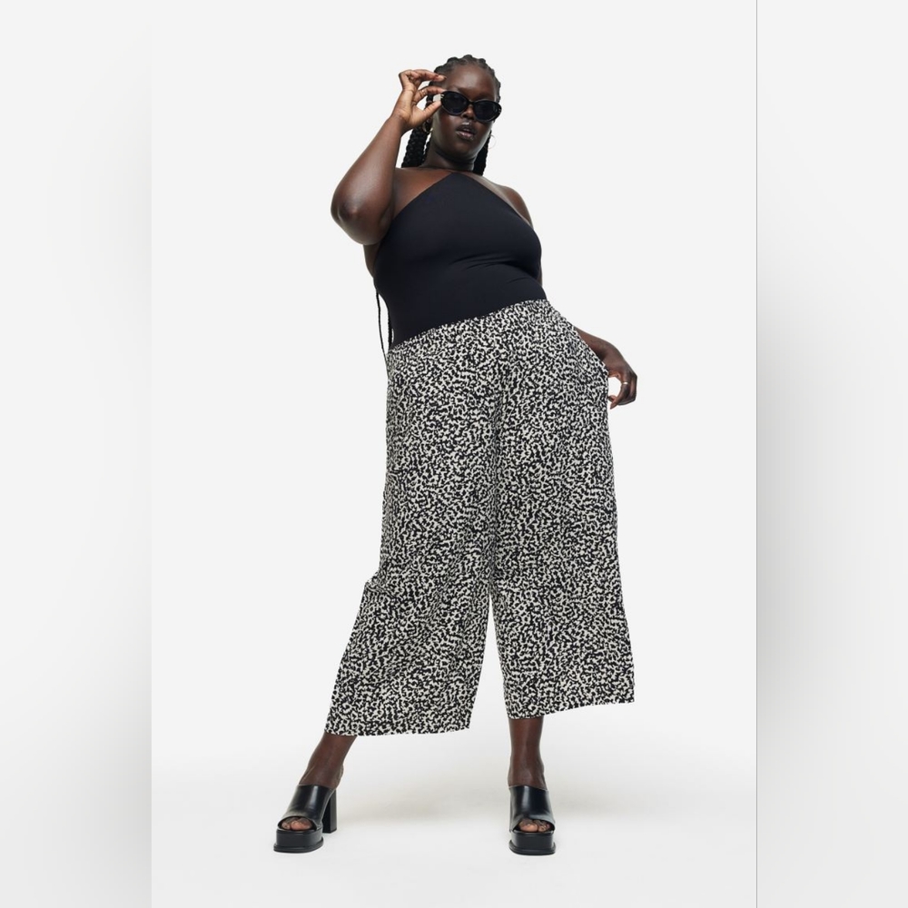 H&M animal print Crop Pull-on Pants